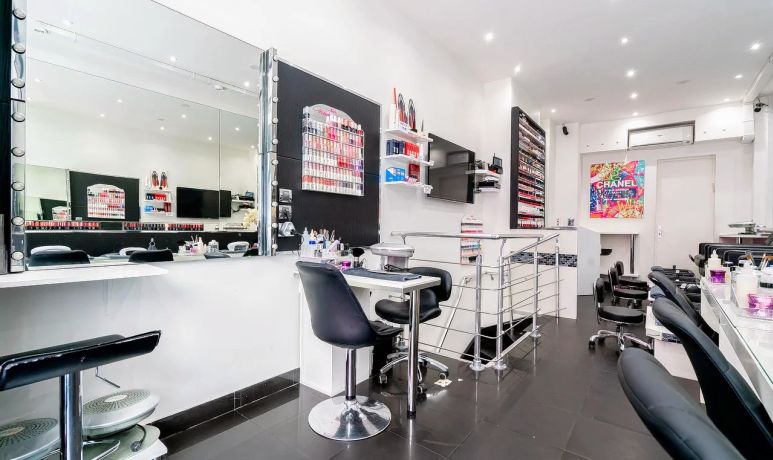 Espace de manucure avec miroirs et fauteuils noirs